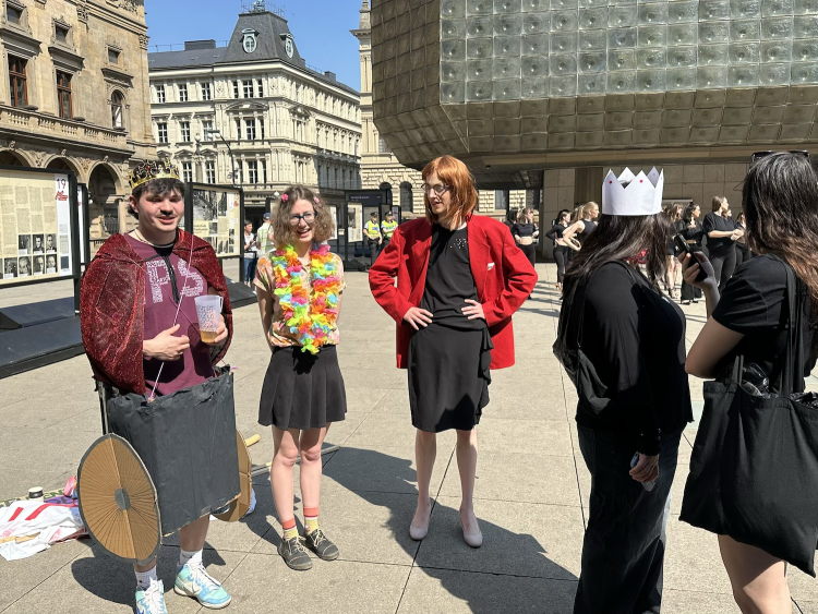 FOTOGALERIE: Házení obří sirkou a pivo na ex. Pochodem Prahou začal Studentský majáles