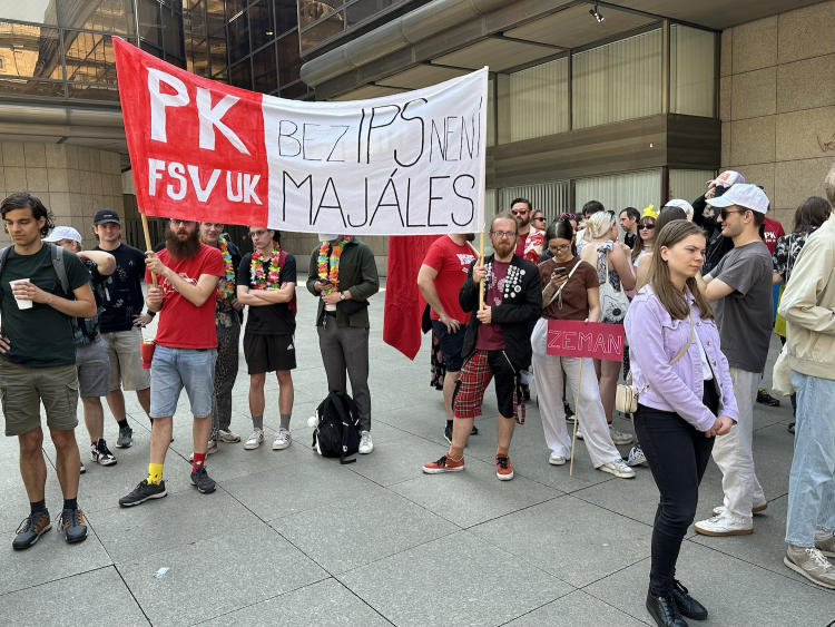 FOTOGALERIE: Házení obří sirkou a pivo na ex. Pochodem Prahou začal Studentský majáles