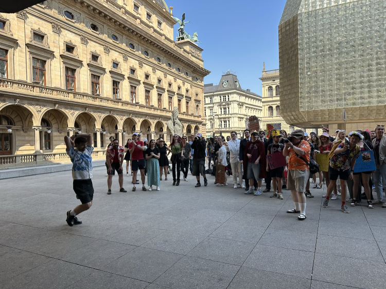 FOTOGALERIE: Házení obří sirkou a pivo na ex. Pochodem Prahou začal Studentský majáles