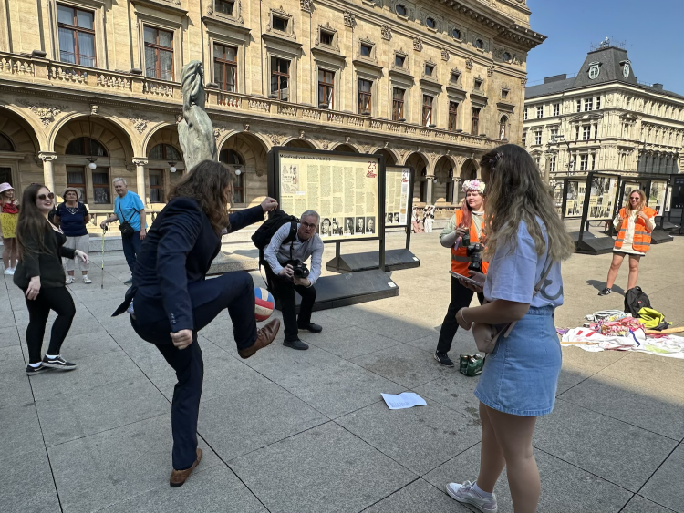 FOTOGALERIE: Házení obří sirkou a pivo na ex. Pochodem Prahou začal Studentský majáles