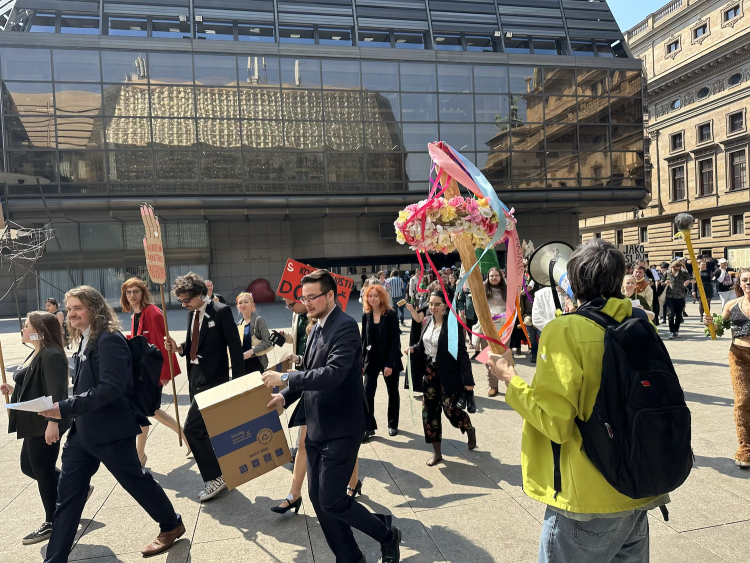 FOTOGALERIE: Házení obří sirkou a pivo na ex. Pochodem Prahou začal Studentský majáles