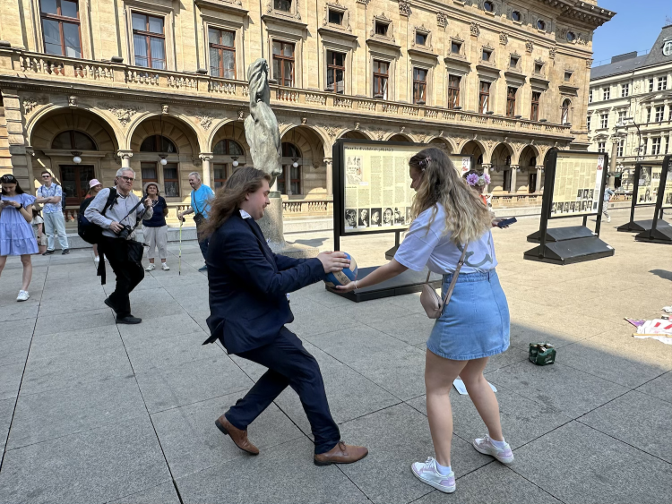 FOTOGALERIE: Házení obří sirkou a pivo na ex. Pochodem Prahou začal Studentský majáles