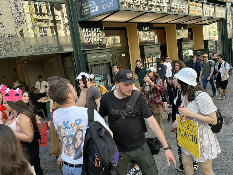 FOTOGALERIE: Házení obří sirkou a pivo na ex. Pochodem Prahou začal Studentský majáles