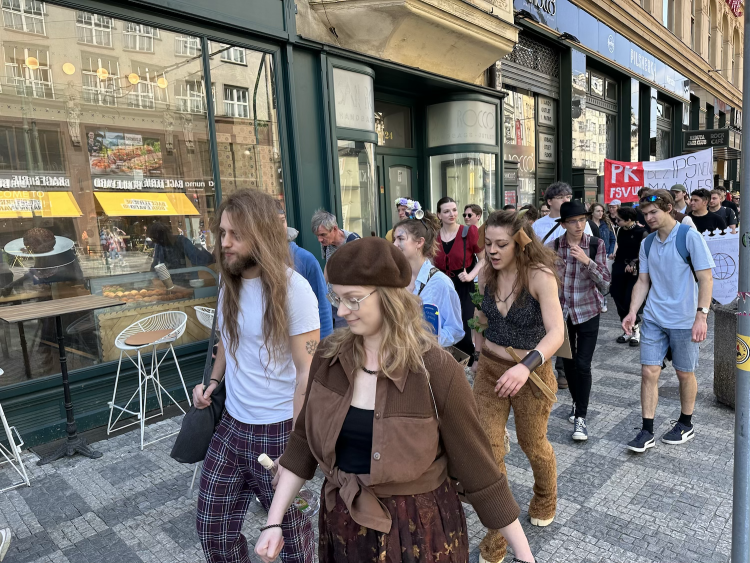 FOTOGALERIE: Házení obří sirkou a pivo na ex. Pochodem Prahou začal Studentský majáles