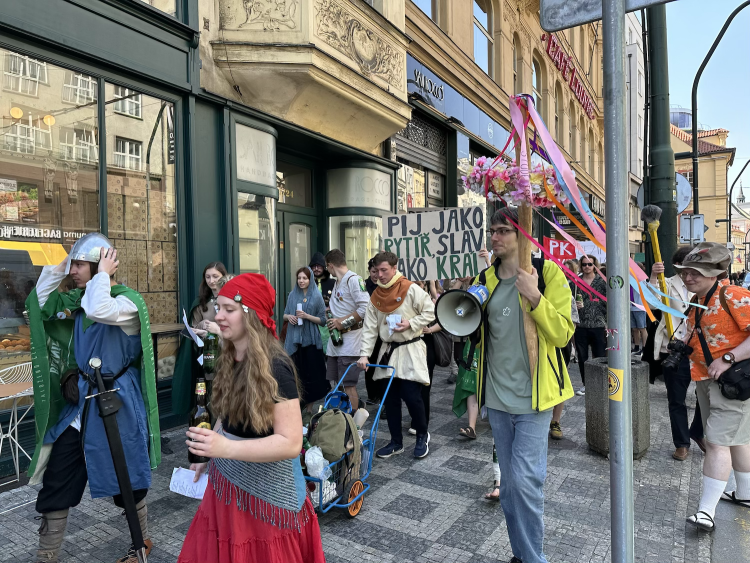 FOTOGALERIE: Házení obří sirkou a pivo na ex. Pochodem Prahou začal Studentský majáles