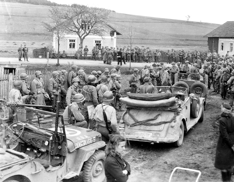 Fotografie zachycující čekání před podpisem kapitulace. V pozadí se podle historika Roučky zvedá kopec Tanaberk s kostelíkem sv. Anna