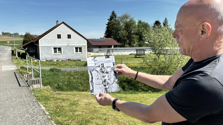 Zdeněk Roučka s historickou fotografií na místě, o kterém je přesvědčen, že zde se podepsala kapitulace