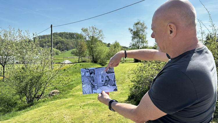 Zdeněk Roučka s historickou fotografií na místě, o kterém je přesvědčen, že zde se podepsala kapitulace