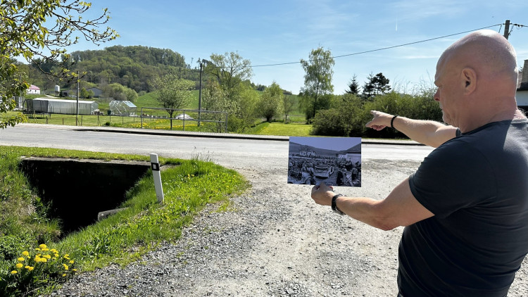 Zdeněk Roučka s historickou fotografií na místě, o kterém je přesvědčen, že zde se podepsala kapitulace