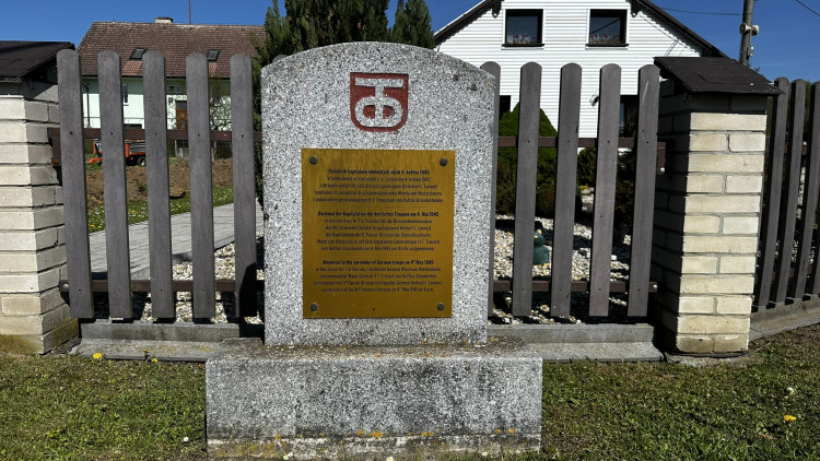 Pomník ve Všerubech připomínající kapitulaci 11. tankové divize