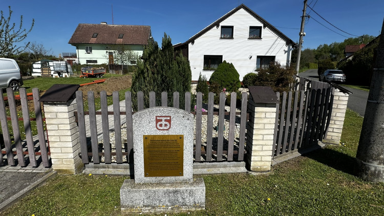 Pomník ve Všerubech připomínající kapitulaci 11. tankové divize