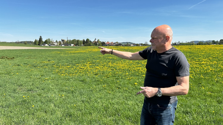 Zdeněk Roučka ukazuje silnici ve Všerubech, kde 4. a 5. května 1945 stály dlouhé kolony vozidel 11. tankové divize