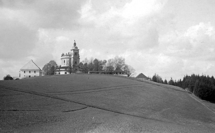 Poutní a farní kostel sv. Anny na Tanaberku stojí od počátku 18. století. Fotografováno z druhé strany kopce