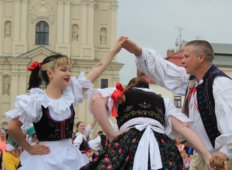 Májové slavnosti a zaplétání máje v Jihlavě