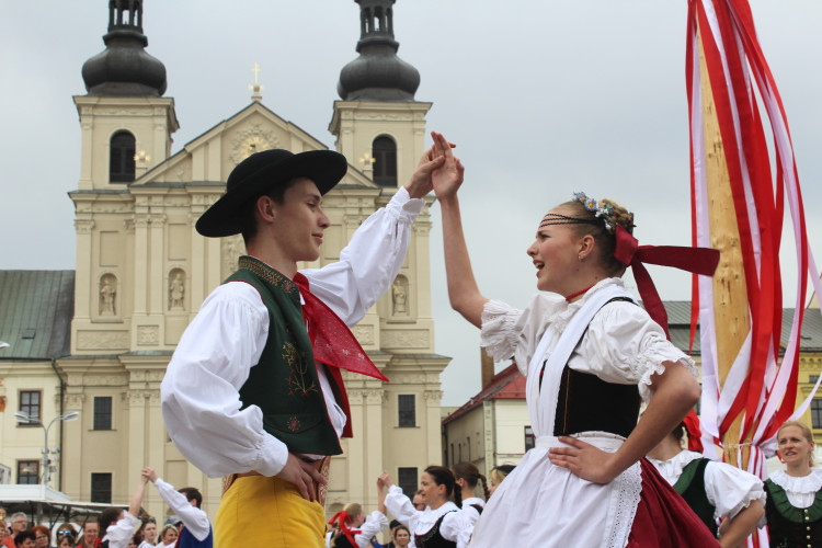 Májové slavnosti a zaplétání máje v Jihlavě