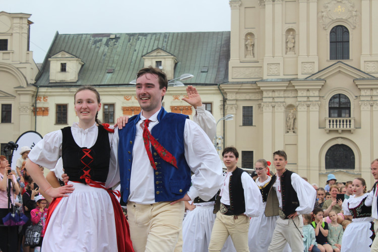 Májové slavnosti a zaplétání máje v Jihlavě
