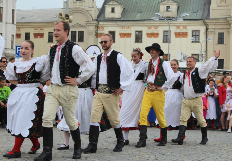 Májové slavnosti a zaplétání máje v Jihlavě