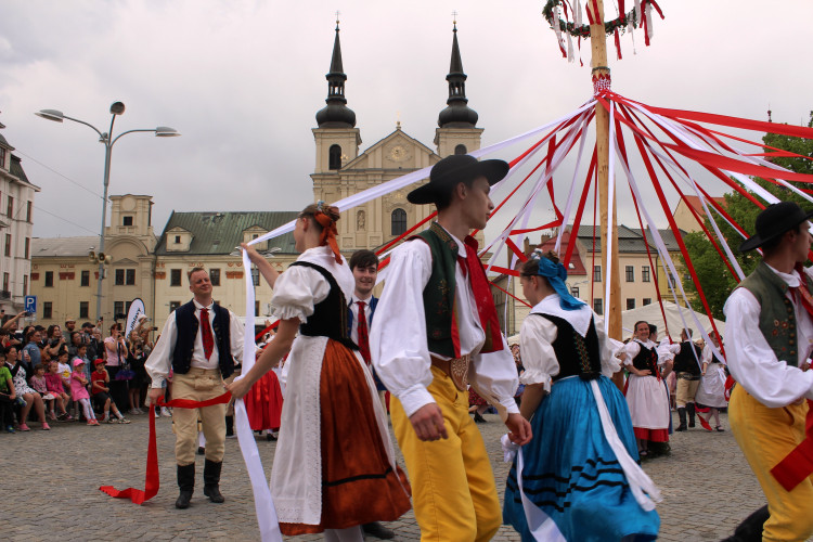 Májové slavnosti a zaplétání máje v Jihlavě