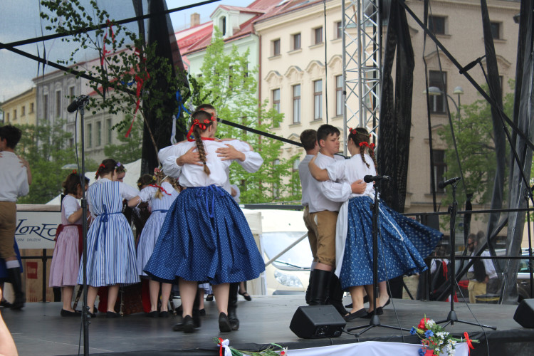 Májové slavnosti a zaplétání máje v Jihlavě