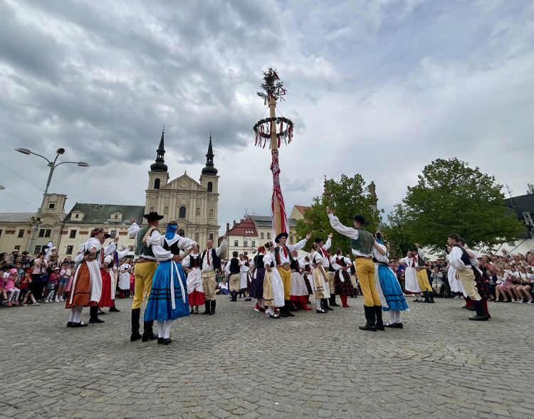 Májové slavnosti a zaplétání máje v Jihlavě