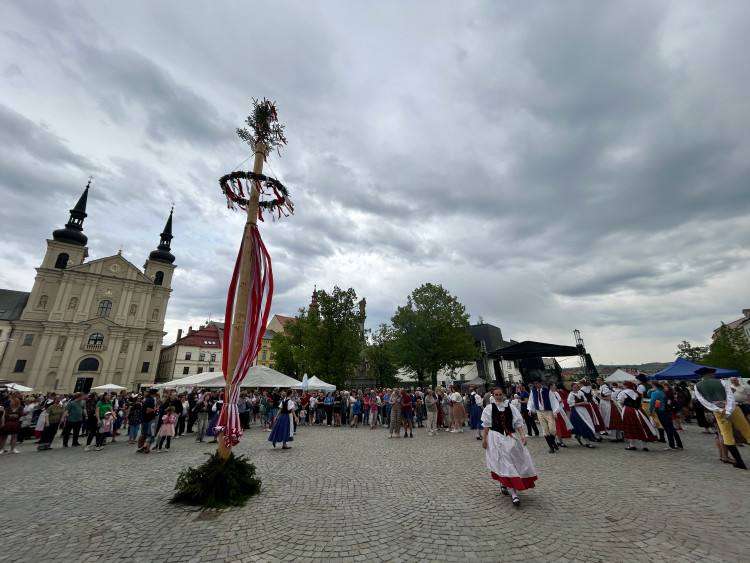 Májové slavnosti a zaplétání máje v Jihlavě