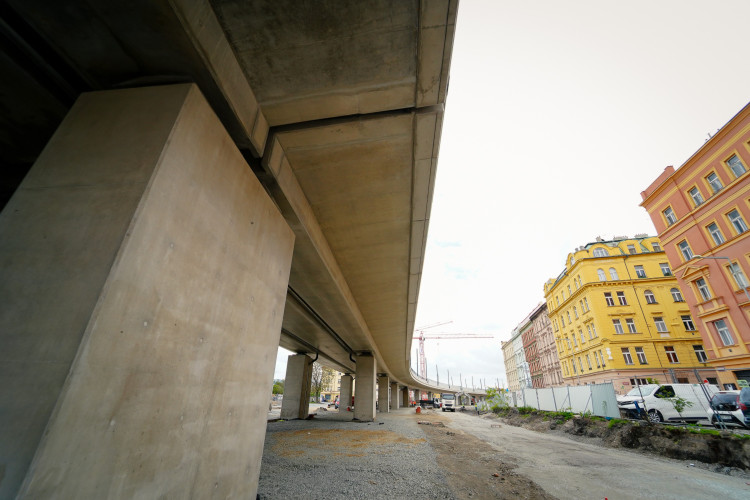 FOTOGALERIE: Trať mezi Bubny a Výstavištěm zprovozní za tři měsíce, nádraží dokončují