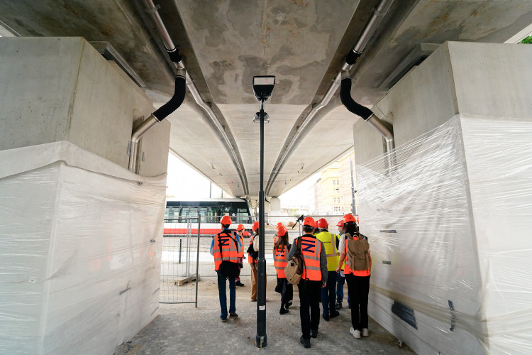 FOTOGALERIE: Trať mezi Bubny a Výstavištěm zprovozní za tři měsíce, nádraží dokončují