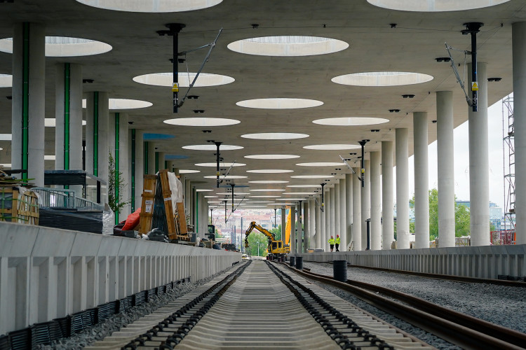 FOTOGALERIE: Trať mezi Bubny a Výstavištěm zprovozní za tři měsíce, nádraží dokončují