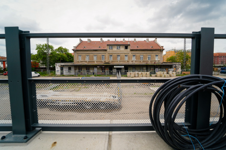 FOTOGALERIE: Trať mezi Bubny a Výstavištěm zprovozní za tři měsíce, nádraží dokončují
