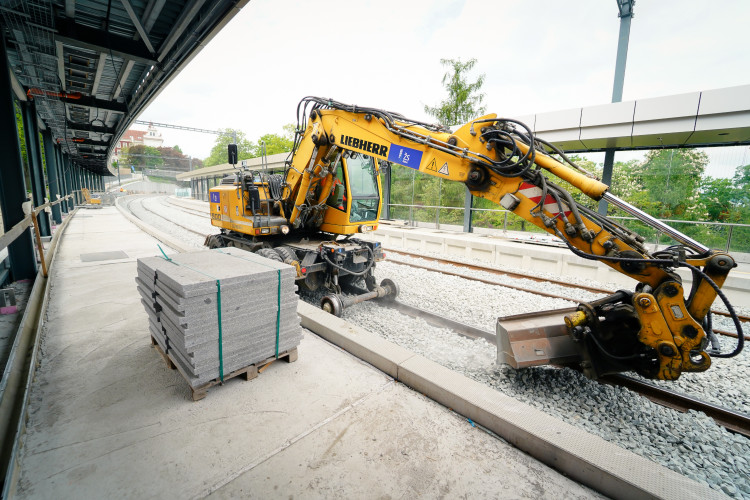 FOTOGALERIE: Trať mezi Bubny a Výstavištěm zprovozní za tři měsíce, nádraží dokončují
