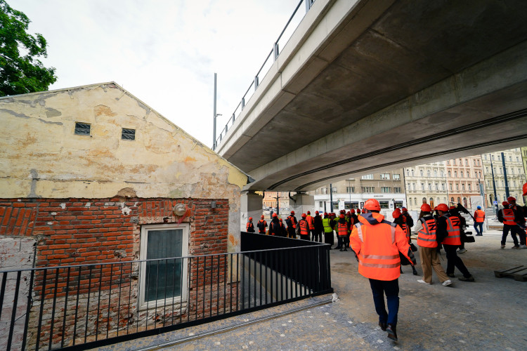 FOTOGALERIE: Trať mezi Bubny a Výstavištěm zprovozní za tři měsíce, nádraží dokončují