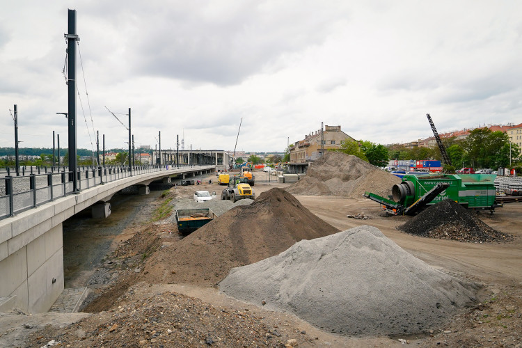 FOTOGALERIE: Trať mezi Bubny a Výstavištěm zprovozní za tři měsíce, nádraží dokončují