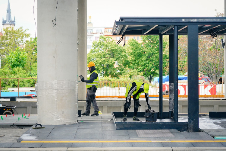 FOTOGALERIE: Trať mezi Bubny a Výstavištěm zprovozní za tři měsíce, nádraží dokončují