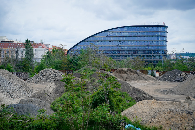 FOTOGALERIE: Trať mezi Bubny a Výstavištěm zprovozní za tři měsíce, nádraží dokončují