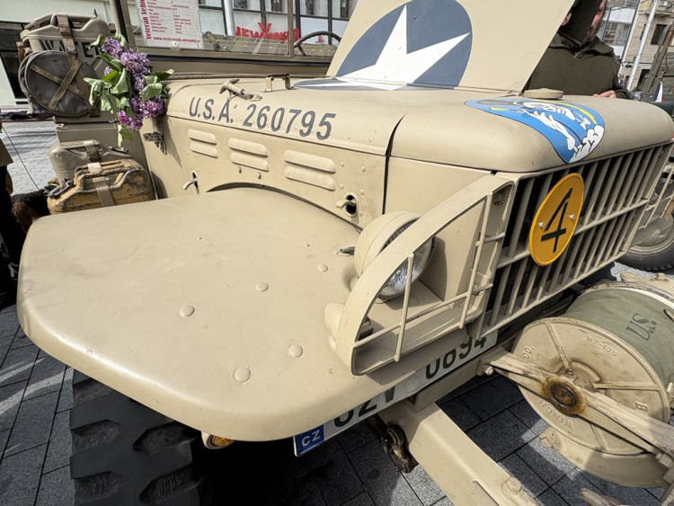 FOTOGALERIE: Brno vzpomíná na konec války. Na náměstí Svobody parkují sovětské tanky