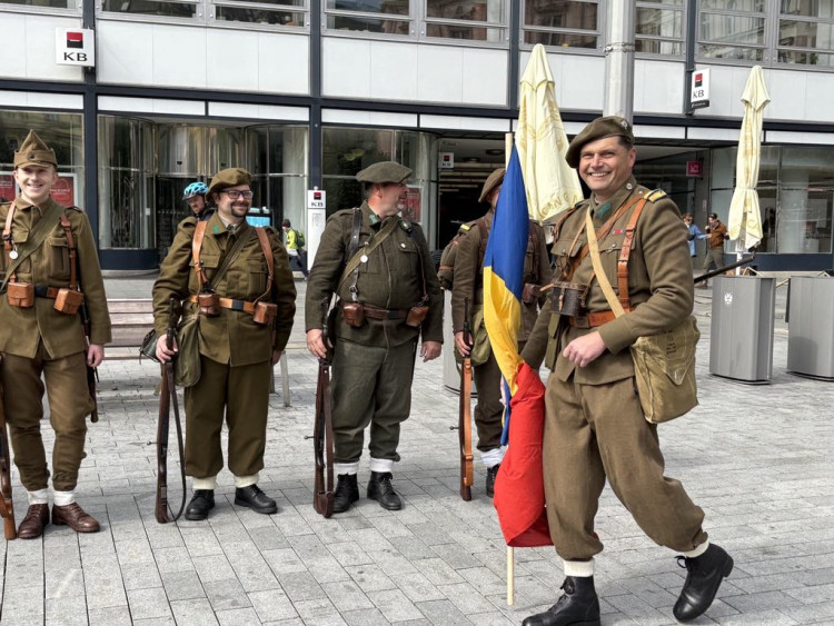 FOTOGALERIE: Brno vzpomíná na konec války. Na náměstí Svobody parkují sovětské tanky