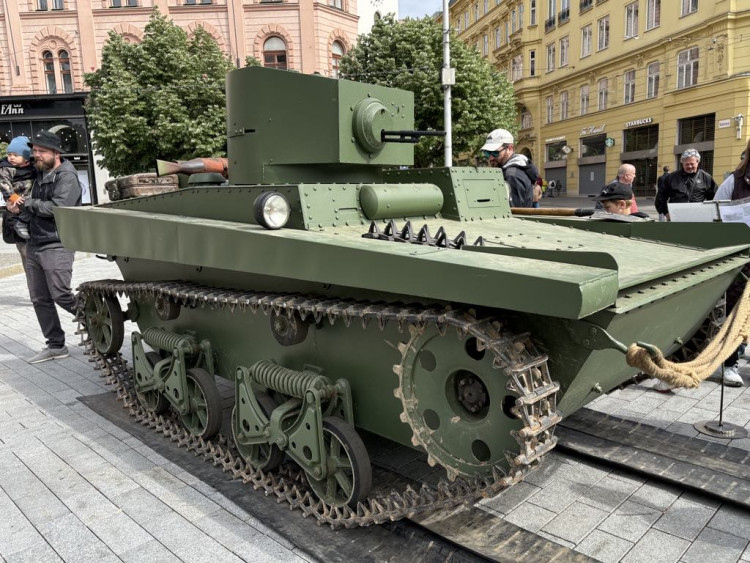 FOTOGALERIE: Brno vzpomíná na konec války. Na náměstí Svobody parkují sovětské tanky