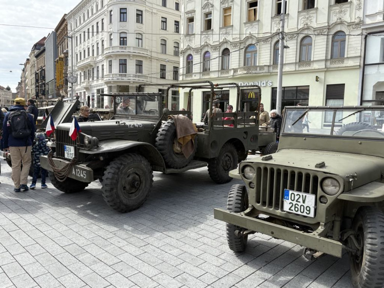 FOTOGALERIE: Brno vzpomíná na konec války. Na náměstí Svobody parkují sovětské tanky