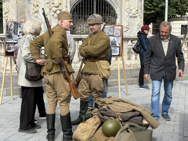 FOTOGALERIE: Brno vzpomíná na konec války. Na náměstí Svobody parkují sovětské tanky