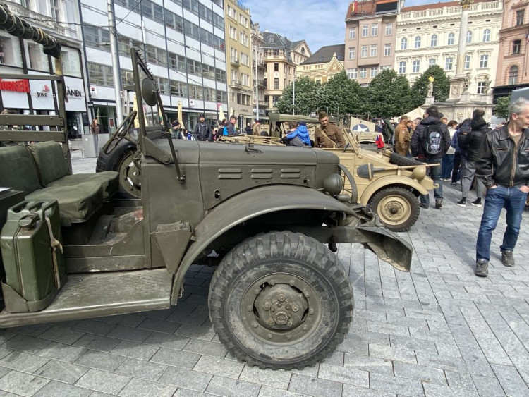 FOTOGALERIE: Brno vzpomíná na konec války. Na náměstí Svobody parkují sovětské tanky