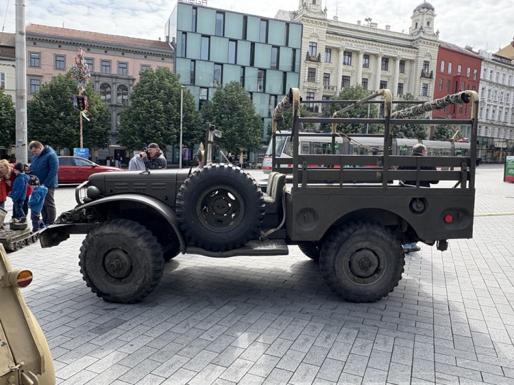 FOTOGALERIE: Brno vzpomíná na konec války. Na náměstí Svobody parkují sovětské tanky
