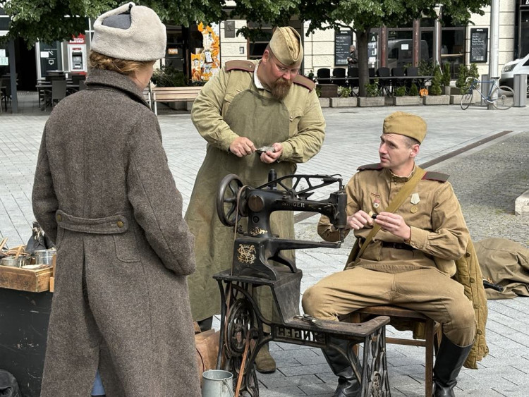 FOTOGALERIE: Brno vzpomíná na konec války. Na náměstí Svobody parkují sovětské tanky