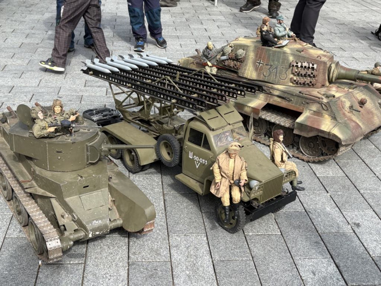 FOTOGALERIE: Brno vzpomíná na konec války. Na náměstí Svobody parkují sovětské tanky