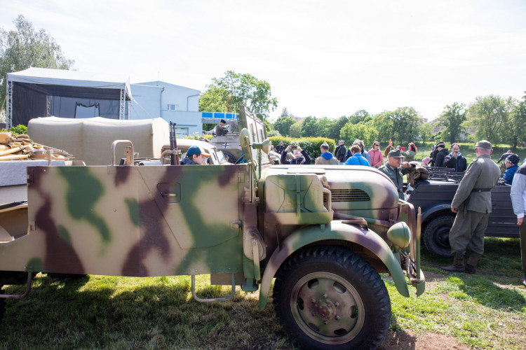 FOTOGALERIE: Historická vozidla a vojenské tábory u Bečvy. Přerov si připomněl výročí konce války