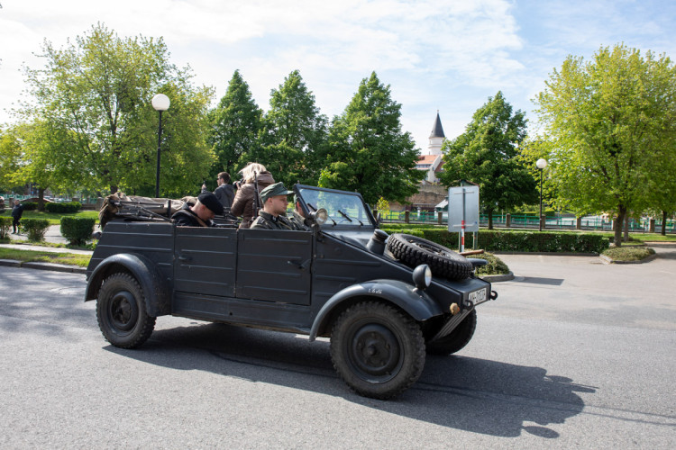 FOTOGALERIE: Historická vozidla a vojenské tábory u Bečvy. Přerov si připomněl výročí konce války