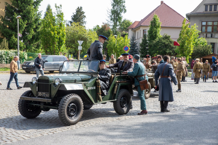 FOTOGALERIE: Historická vozidla a vojenské tábory u Bečvy. Přerov si připomněl výročí konce války