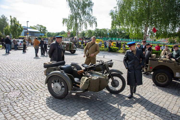 FOTOGALERIE: Historická vozidla a vojenské tábory u Bečvy. Přerov si připomněl výročí konce války