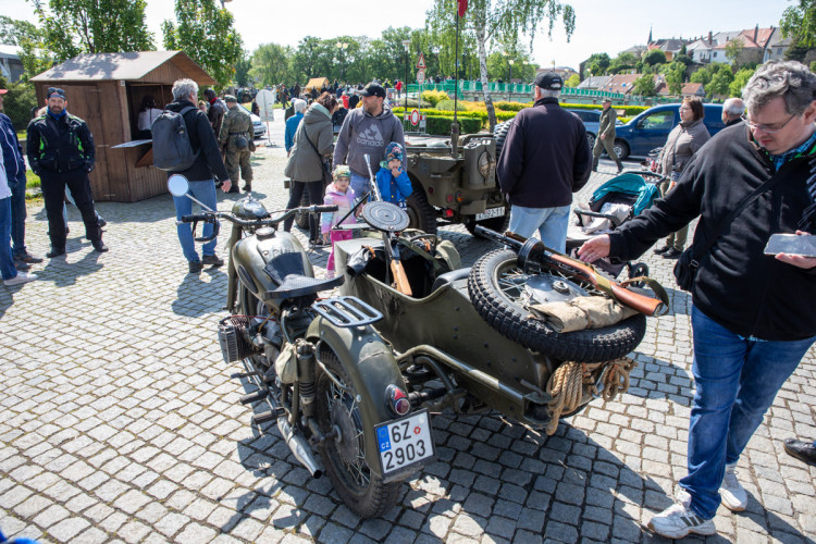 FOTOGALERIE: Historická vozidla a vojenské tábory u Bečvy. Přerov si připomněl výročí konce války