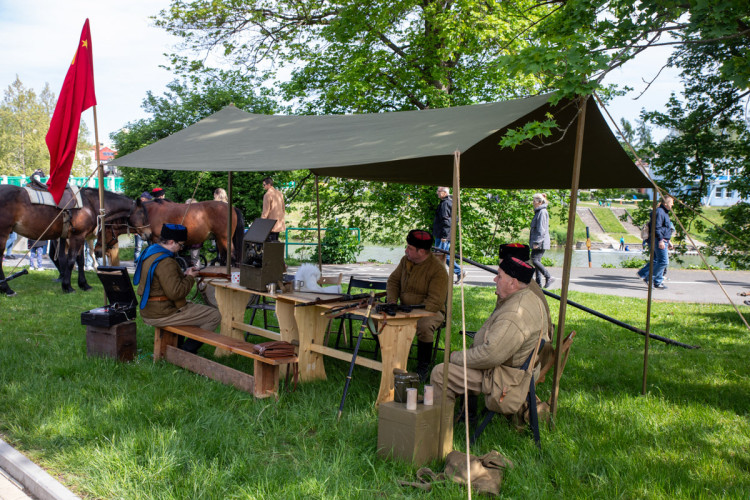 FOTOGALERIE: Historická vozidla a vojenské tábory u Bečvy. Přerov si připomněl výročí konce války