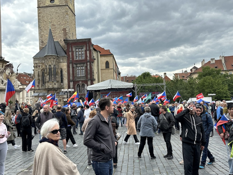 VIDEO: Ruské vlajky i svatojiřské stuhy. Čtyři tisíce stoupenců SPD demonstrovaly v centru Prahy